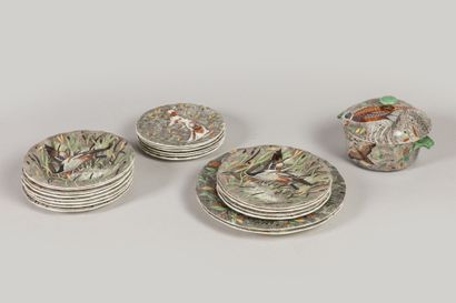 GIEN : Partie de service de table en faience...