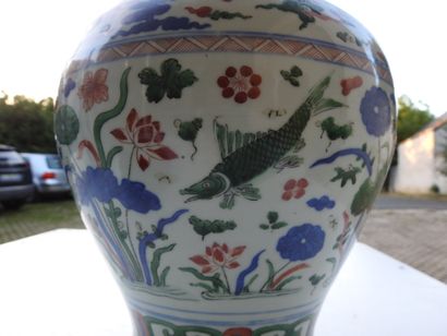 CHINA - 19th century
Porcelain baluster jug...