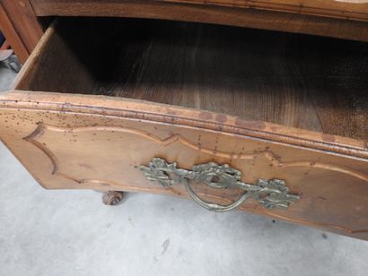 COMMODE en bois naturel, la façade légèrement...