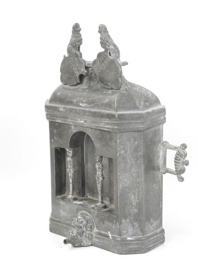 PETITE FONTAINE
en étain argenté à décor...