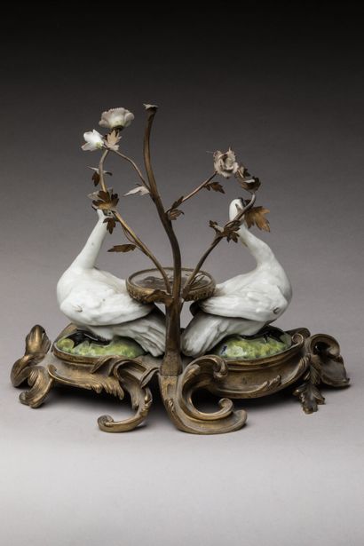 FONTAINE A PARFUM en porcelaine et bronze...