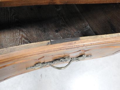 COMMODE en bois naturel, la façade légèrement...