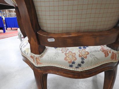 PAIRE DE FAUTEUILS cabriolet en bois naturel...