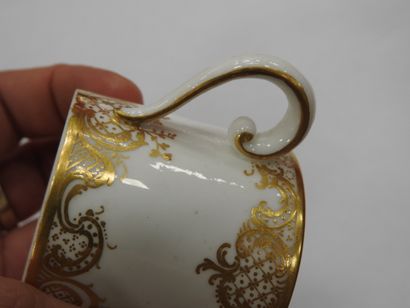 SEVRES : 
Soft-paste porcelain litron beaker...