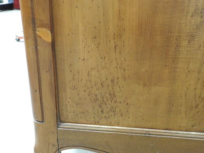 COMMODE en bois naturel, la façade légèrement...