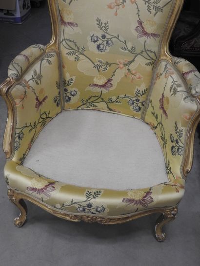 BERGERE en bois mouluré sculpté de fleurettes...