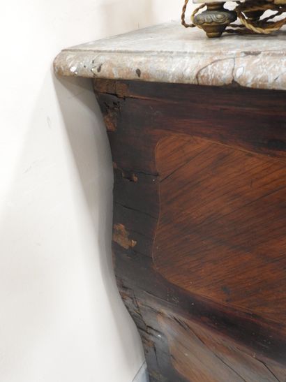 COMMODE TOMBEAU en bois de placage et marqueterie,...