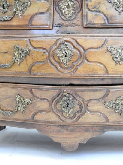 COMMODE TOMBEAU en noyer sculpté de rocailles,...
