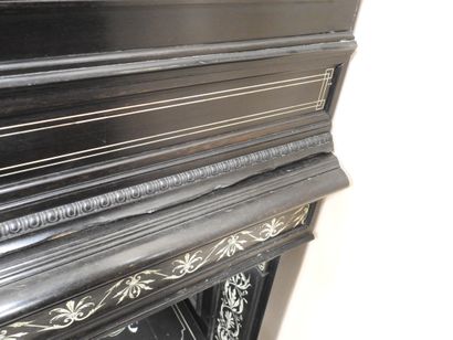 CABINET en chêne et placage d'ébène à riche...