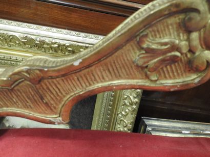 PAIRE DE PLOYANTS en bois mouluré sculpté...