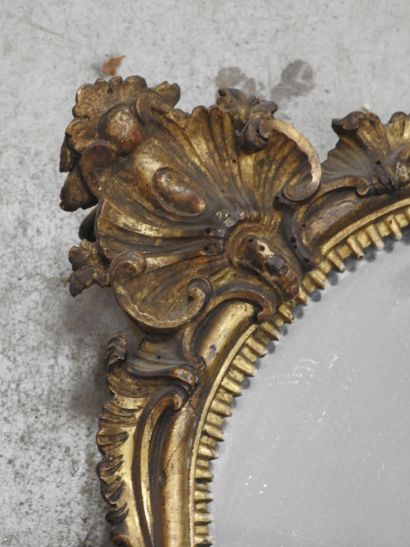 MIROIR chantourné en bois mouluré sculpté...