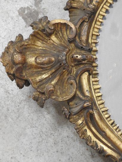 MIROIR chantourné en bois mouluré sculpté...