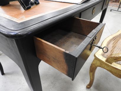 BUREAU PLAT en bois relaqué noir de forme...