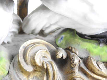 FONTAINE A PARFUM en porcelaine et bronze...