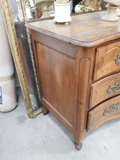 COMMODE en bois naturel, la façade légèrement...