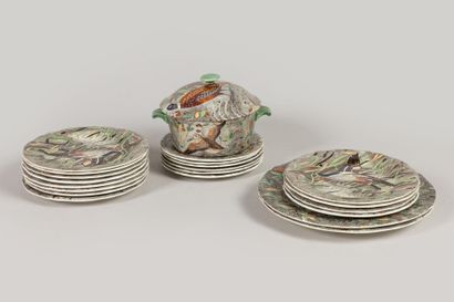 GIEN : Partie de service de table en faience...