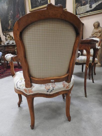 PAIRE DE FAUTEUILS cabriolet en bois naturel...