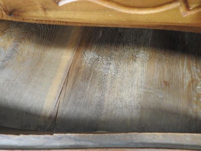 COMMODE en bois naturel, la façade légèrement...