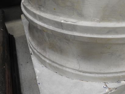 COLONNE circulaire en bois et stuc à l'imitation...