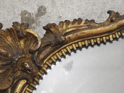 MIROIR chantourné en bois mouluré sculpté...