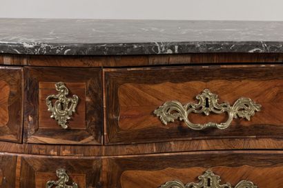COMMODE TOMBEAU en bois de placage et marqueterie,...