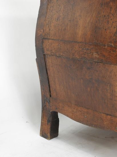 COMMODE TOMBEAU en noyer sculpté de rocailles,...