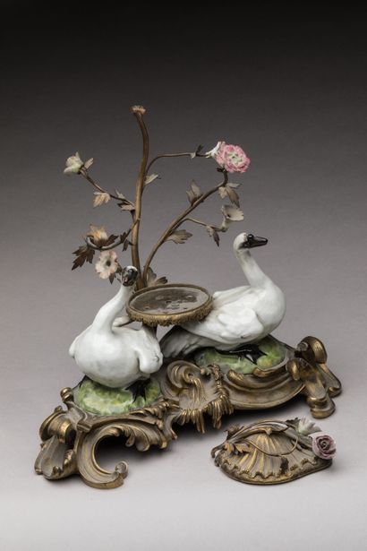FONTAINE A PARFUM en porcelaine et bronze...