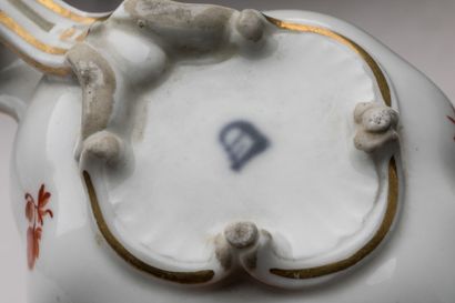 VIENNA
Three oval porcelain bowls on four...