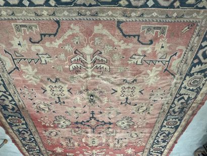 SMYRNE, Turquie : Tapis en laine à décor...