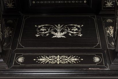 CABINET en chêne et placage d'ébène à riche...