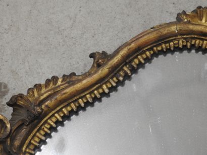 MIROIR chantourné en bois mouluré sculpté...