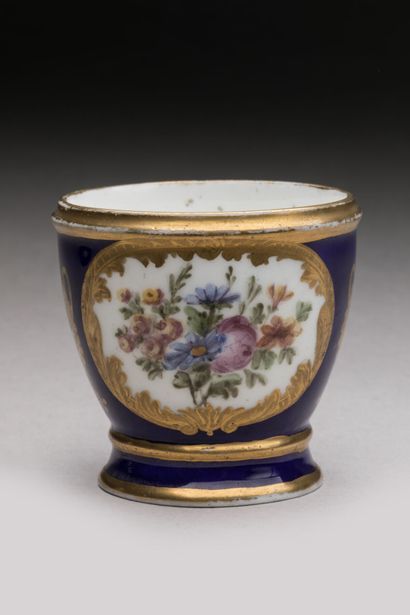 SEVRES :
Soft-paste porcelain egg cup with...