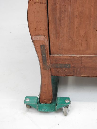 COMMODE TOMBEAU en noyer sculpté de rocailles,...