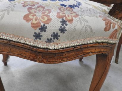 PAIRE DE FAUTEUILS cabriolet en bois naturel...