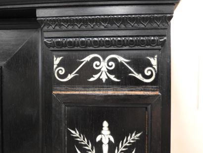 CABINET en chêne et placage d'ébène à riche...
