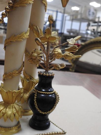 PENDULE PORTIQUE in white marble and gilt...