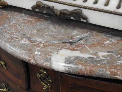 COMMODE TOMBEAU en bois de placage et marqueterie,...