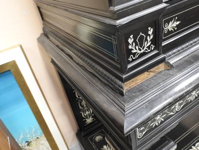 CABINET en chêne et placage d'ébène à riche...