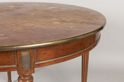 TABLE ronde en acajou, à bandeau foncé de...
