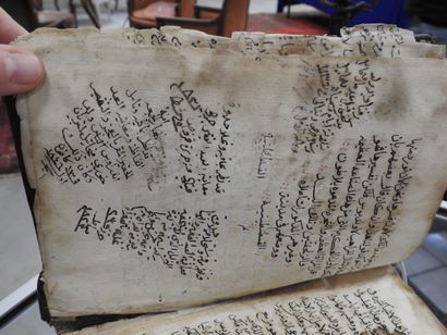 LIVRE MANUSCRIT en calligraphie à l'encre...