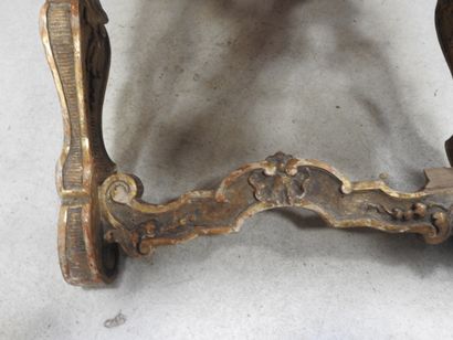 PAIRE DE PLOYANTS en bois mouluré sculpté...