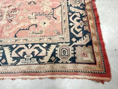 SMYRNE, Turquie : Tapis en laine à décor...