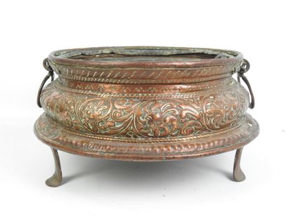 GRAND BRASERO en cuivre repoussé. Frise de...