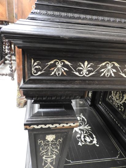 CABINET en chêne et placage d'ébène à riche...