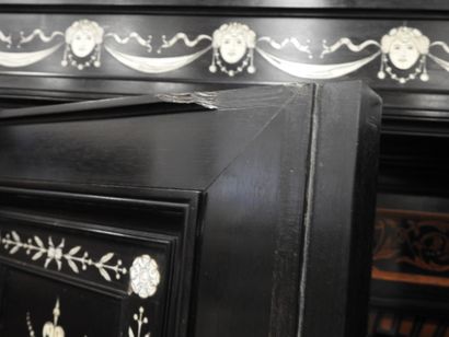 CABINET en chêne et placage d'ébène à riche...