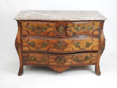 COMMODE TOMBEAU en noyer sculpté de rocailles,...