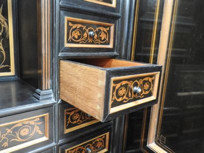 CABINET en chêne et placage d'ébène à riche...