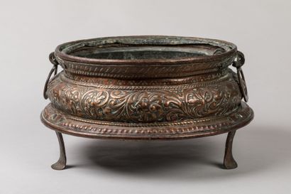 GRAND BRASERO en cuivre repoussé. Frise de...