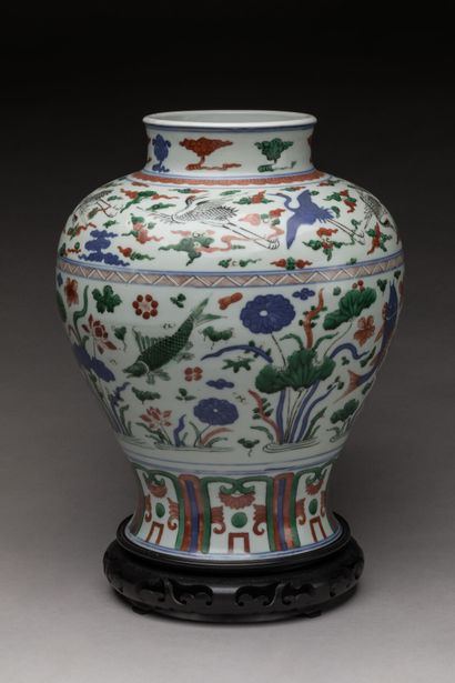 CHINA - 19th century
Porcelain baluster jug...