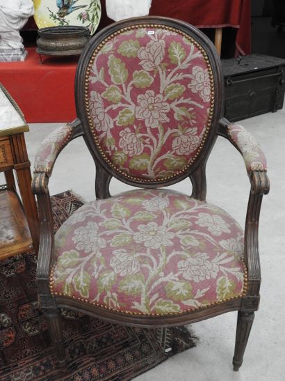 PAIR OF ARMCHAIRS in molded and carved natural...